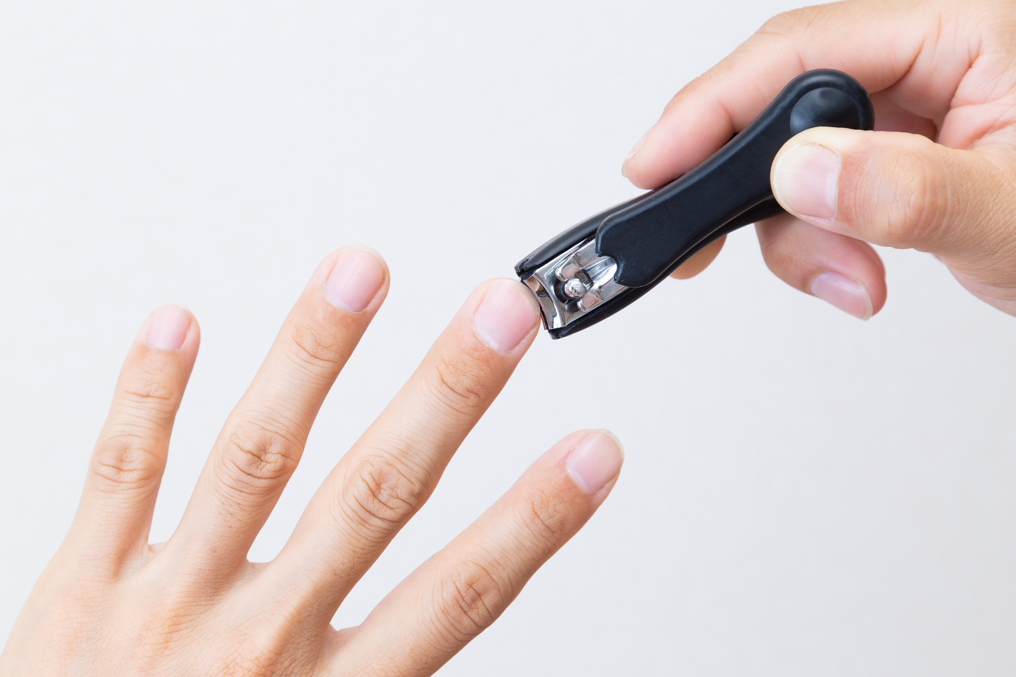 爪の伸びる速さは1日何ミリ？手足の違いや早い人の特徴を皮膚科学から徹底解説