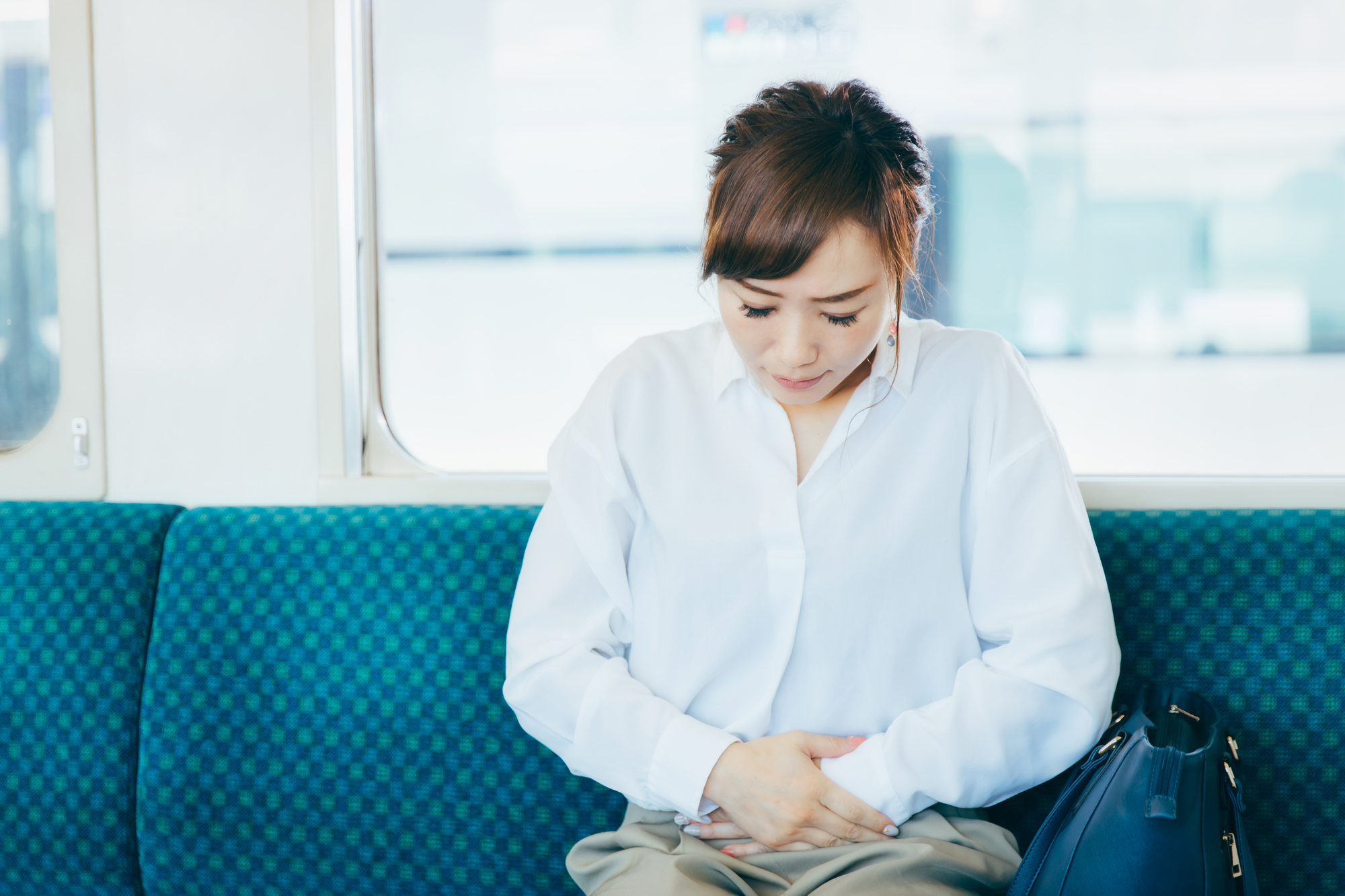 電車に乗ると突然の腹痛…原因はIbs？通勤の恐怖を消す即効対処法