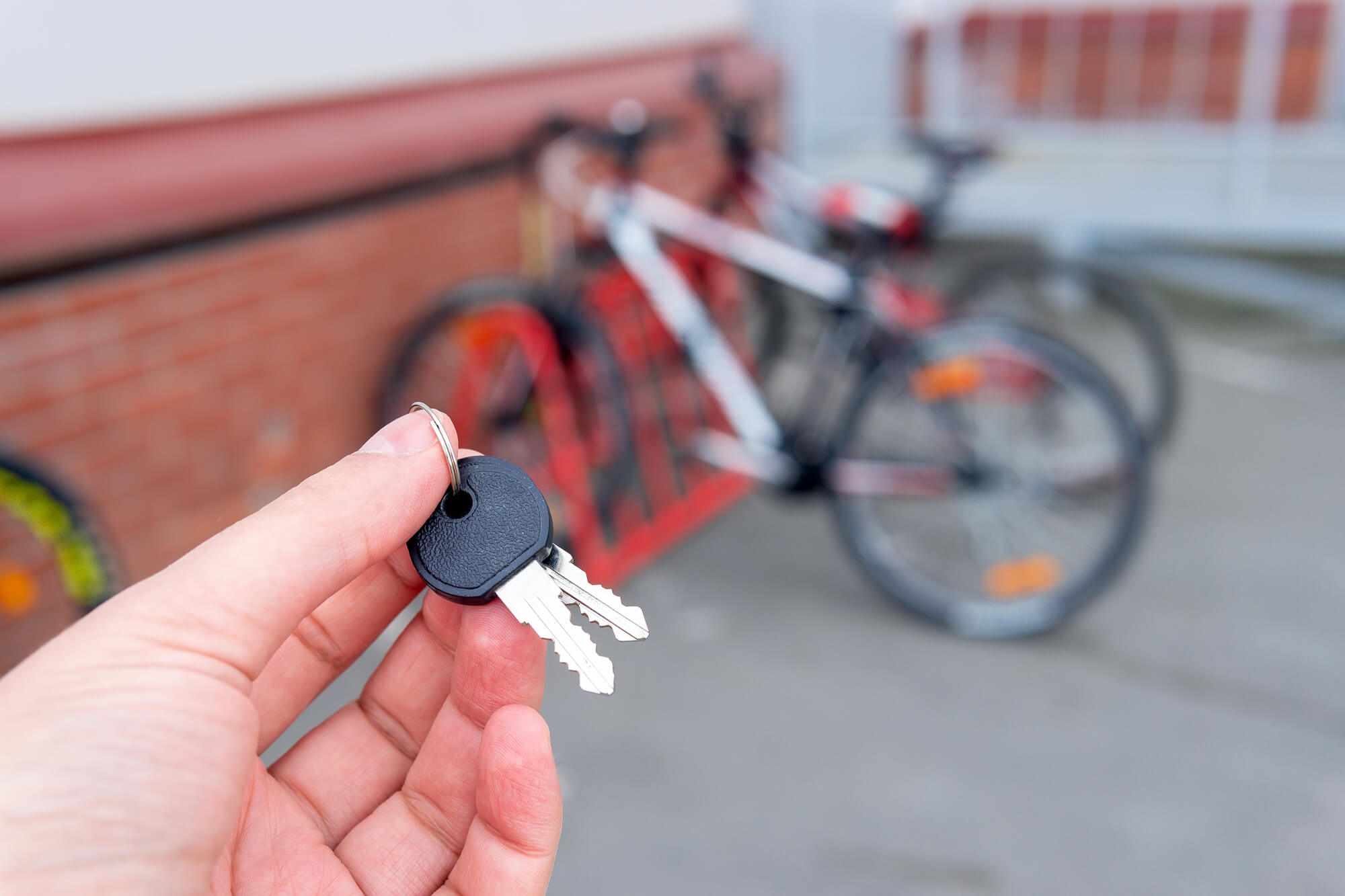 自転車の鍵をなくした時の正しい開け方と費用！自力破壊の罠と対処法