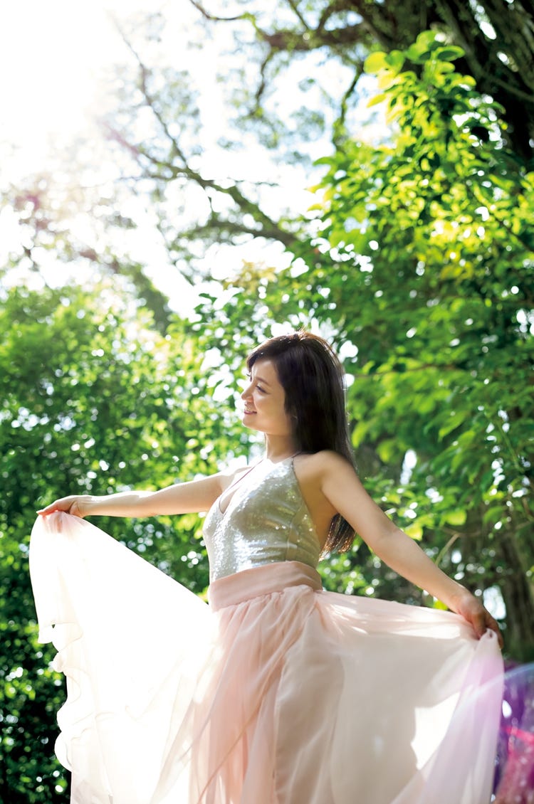 平愛梨の写真集はどこで見られる？歴代名作の全貌と現在の美貌の真相