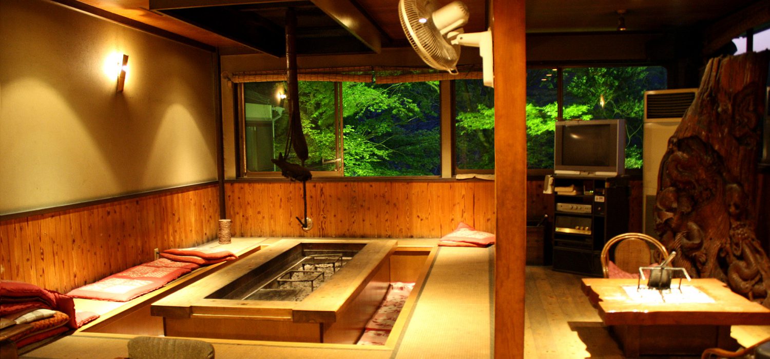 千葉の秘境・七里川温泉を徹底解剖！極上の硫黄泉と名物囲炉裏の真価