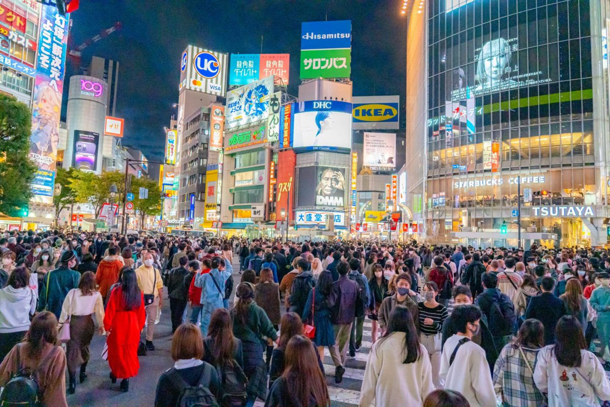 渋谷の街に突如現れた「巨大な守護神」の謎――日本中を席巻する新たな社会現象の正体に迫る
