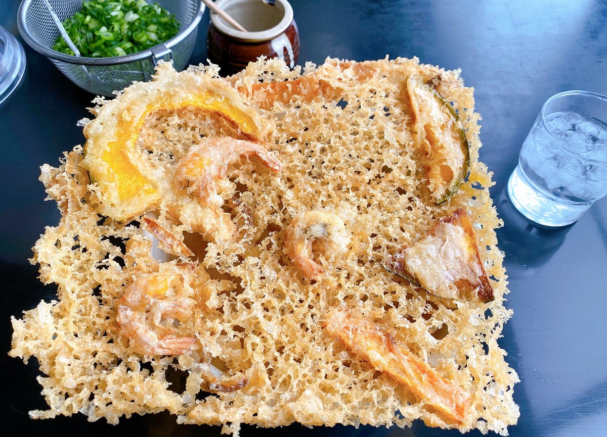 器を覆う特大えび天！手打ちうどんたぐちの絶品出汁と行列の真相