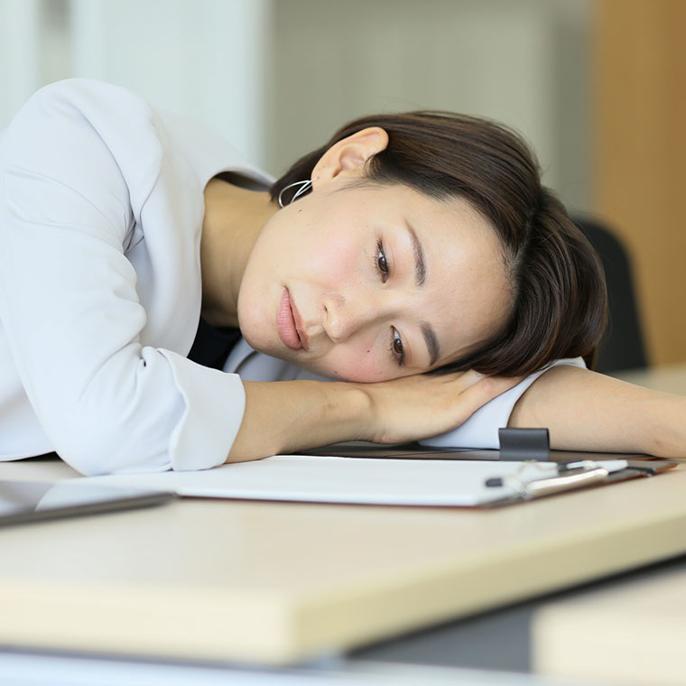 「体は限界なのに寝れない」原因は？脳の過覚醒を鎮める即効対処法