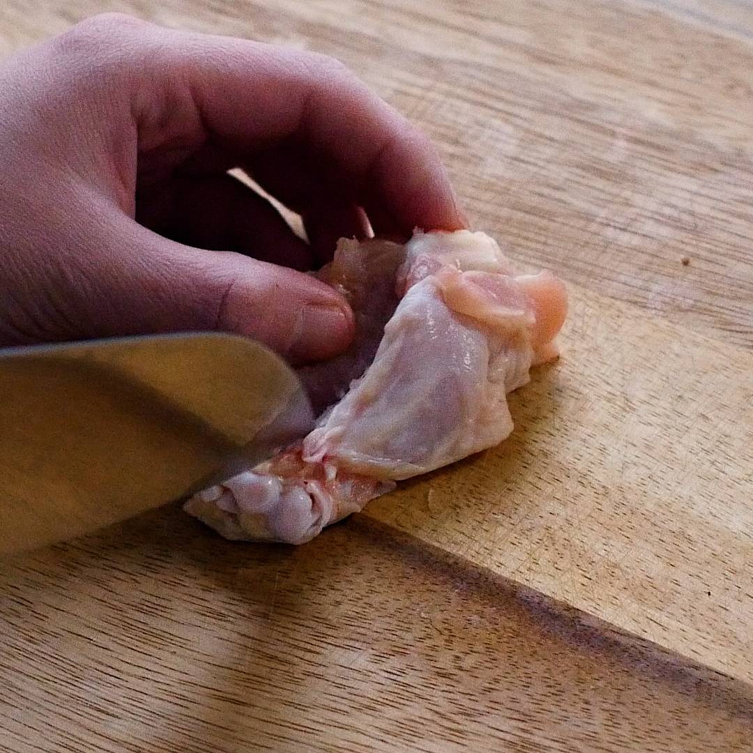 手羽元の下処理で味が劇的変化！臭み消しと骨から身が外れるプロ技