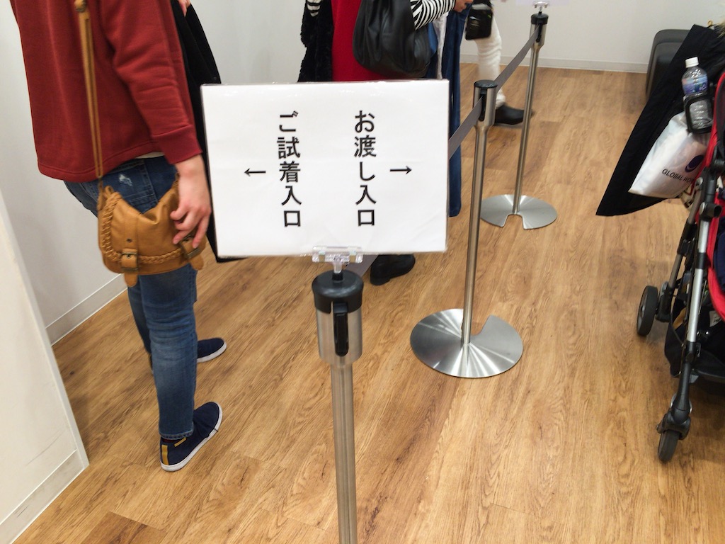 ユニクロ裾上げの頼み方完全ガイド！料金無料の条件と試着室のコツ