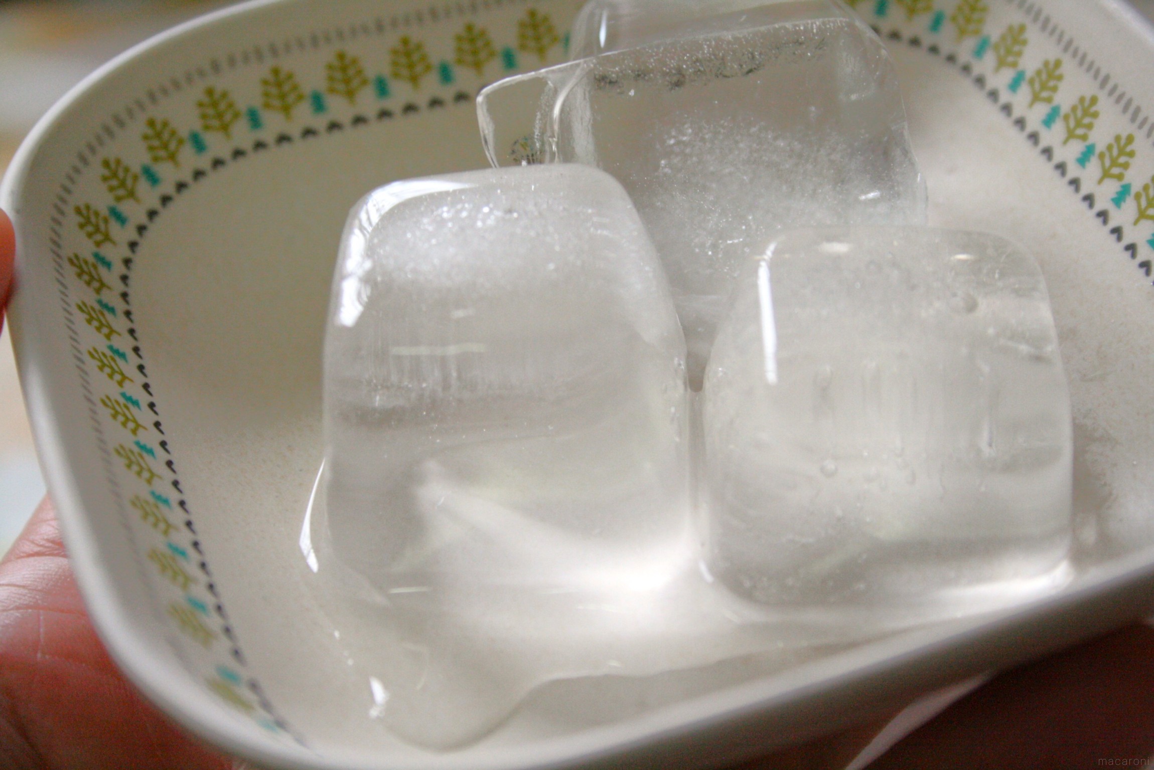 なぜ店の氷は溶けない？透明な氷の科学と自宅で作る最強の裏ワザ