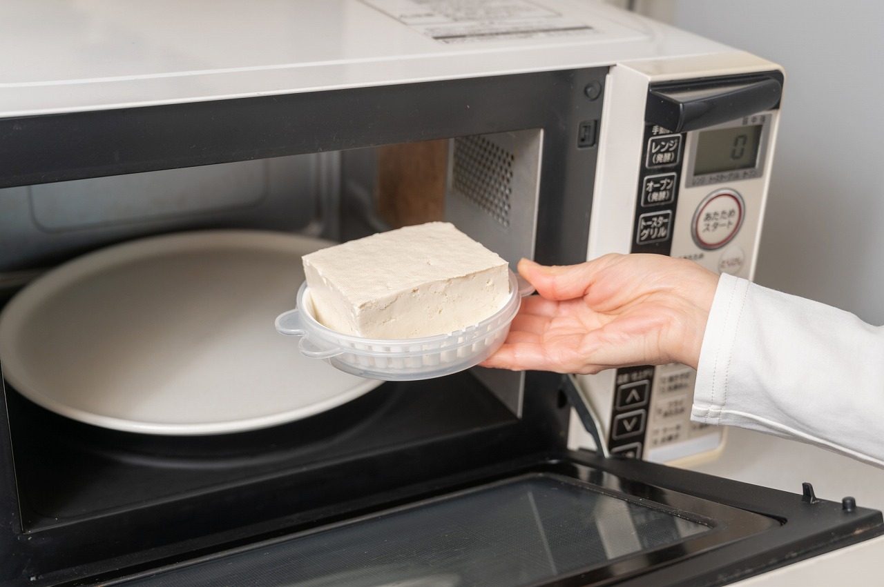 電子レンジで豆腐の水切りが劇的に変わる！爆発しない正しい加熱時間をプロが解説