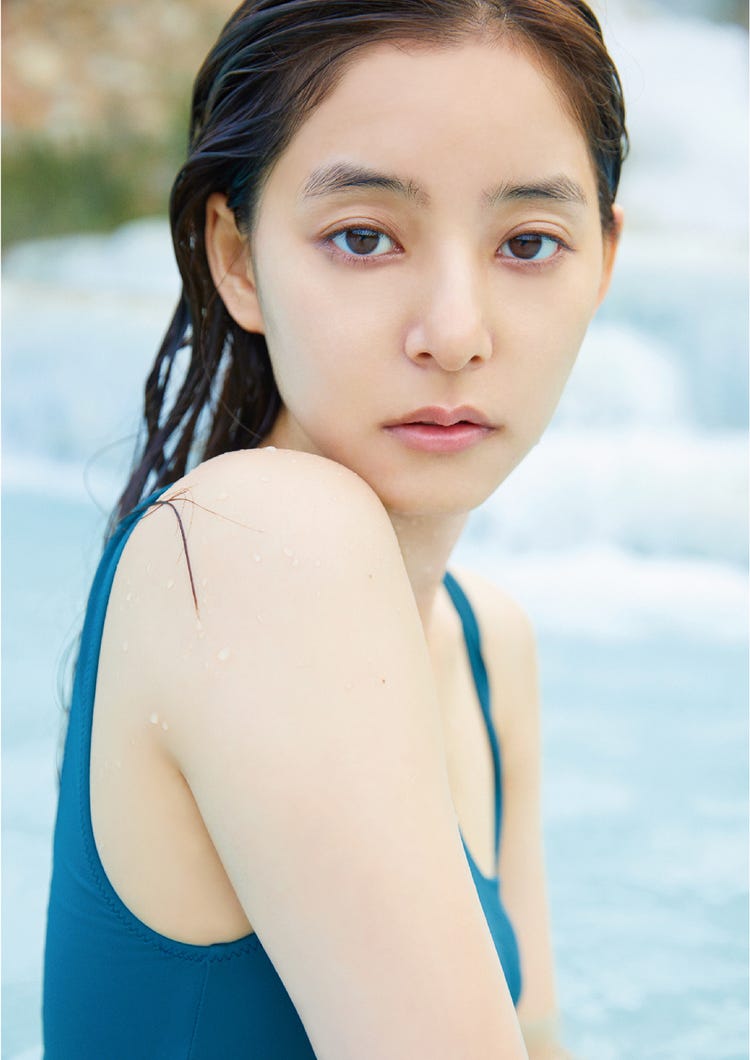 新木優子の水着姿が放つ圧倒的な美と2026年現在の進化論